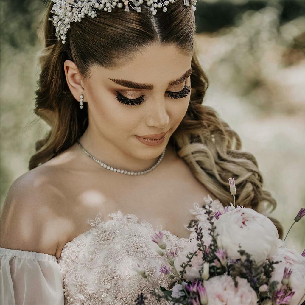 Portrait photo of woman holding flower bouquet